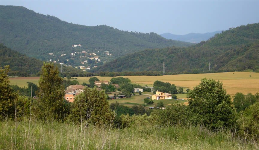 Pla de Sant Joan, amb Llorá al fons.