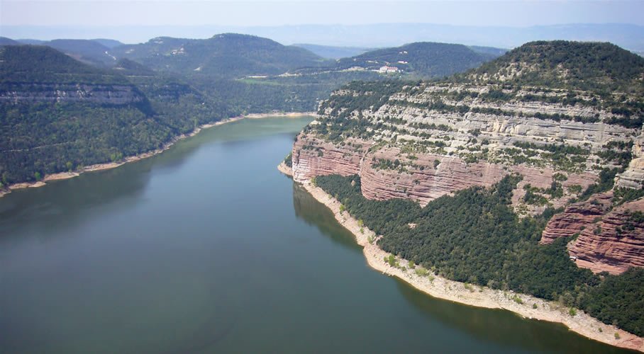 Pantà de Sau amb el Parador al fons a la dreta.