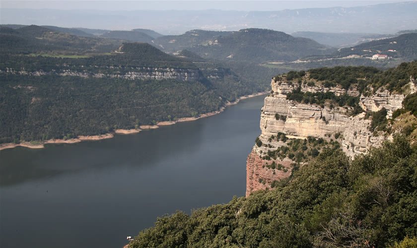 Pantà de Sau, amb el Puig de la Força en primer terme.