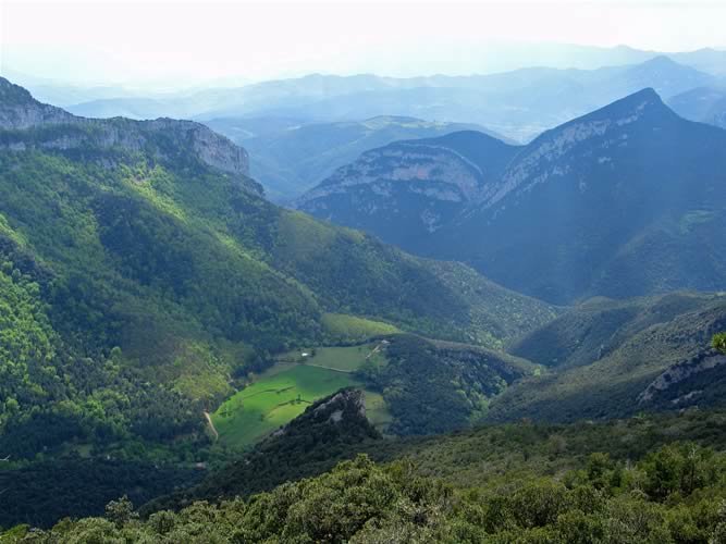 Cingles de Guiterriu a l'esquerra, el Ferran a la dreta i pla de Riu a sota.