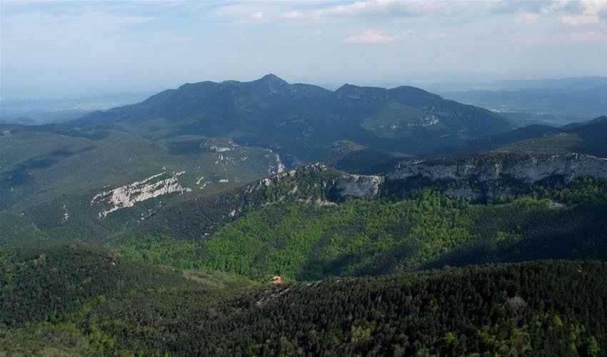 Sant Miquel de Bassegoda a baix i la Mare de Déu del Mont al fons.