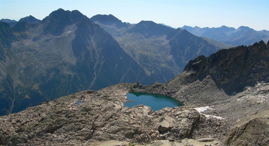 L'Estany Gelat de Comaloforno, amb la Punta Alta al fons.