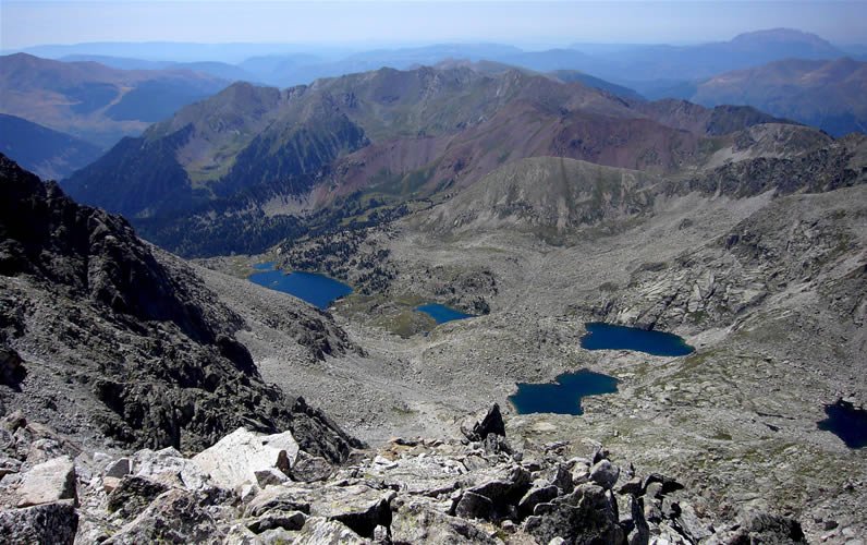 Des del Besiberri Sud, els Estanys Gelats i de Gémena, vessant Oest.