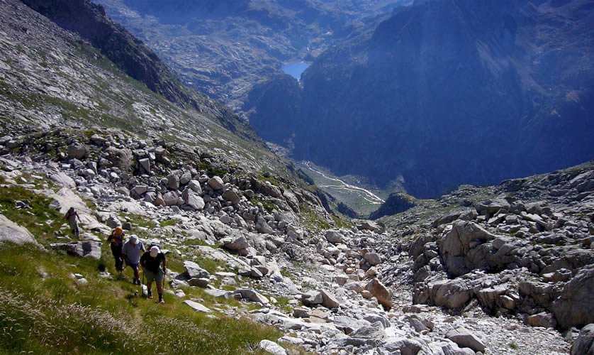 Pujada amb el planell de Riumalo  i l'estany Negre al fons.