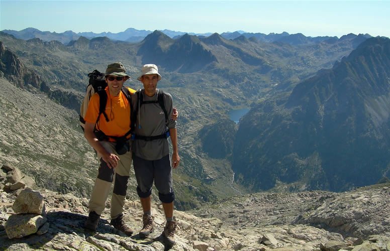 Vistes de l'estany Negre i el planell de Riumalo al sota.