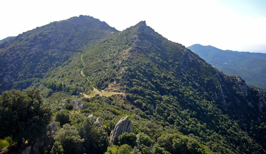 Des del Puig de la Balma, el coll de Llinàs, Roc del Consol i el Puig de Sant Cristau.