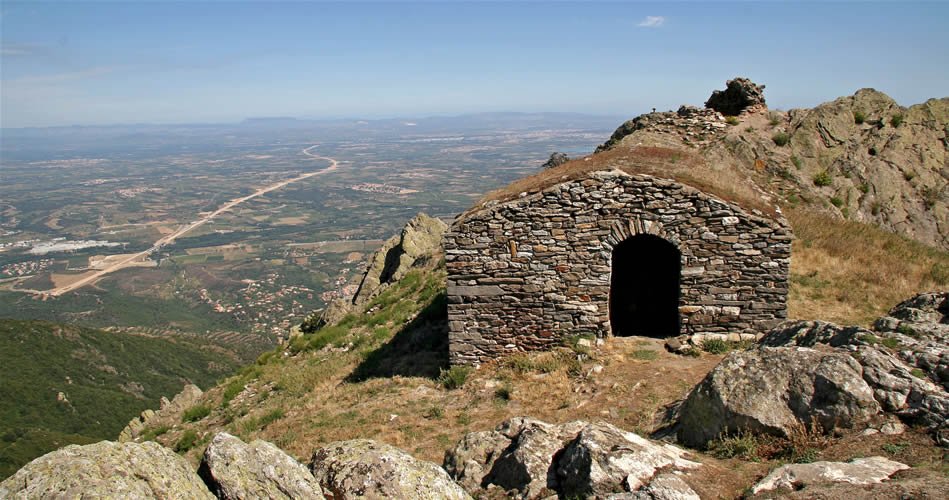 Cim del Puig de Sant Cristau. Refugi lliure, traça del TGV.