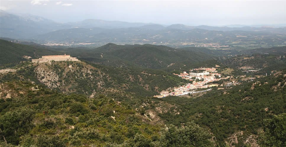 El Pertús amb el el Fort de Bellaguarda.