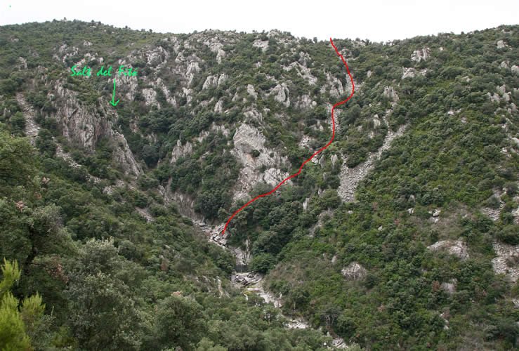 Camí del salt a la carena per la tartera, al començament es veu l'esllavissada.