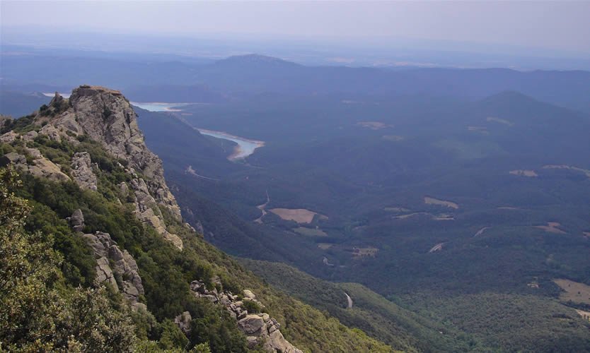 Al camí per La Vajol, podem visitar el castell de Cabrera, amb vistes del Empordà. Pantà de Boadella.