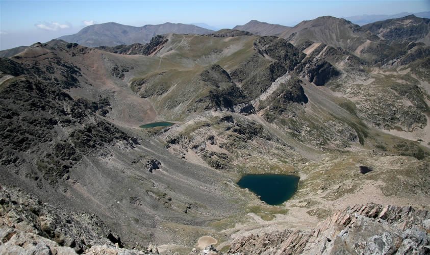 Vistes dels estanys de Carança, amb el Puigmal al fons.