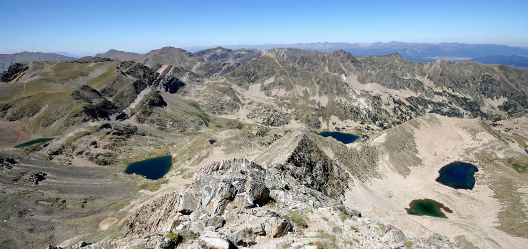 Estany Blau, Estany Negre, Estany de les Truites i la dreta els estanys de la Coma de l'Infern. Vista des del Pic de l'Infern.