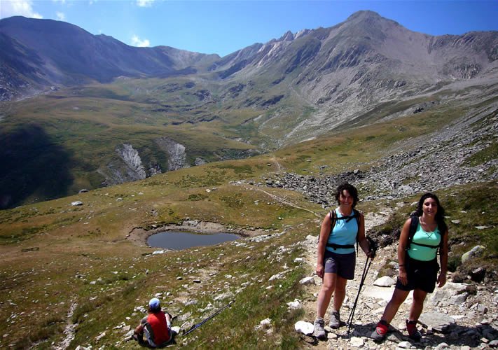 Vista de les fonts del Fresser i Tirapits, a punt de arribar al Coll de la Marrana.