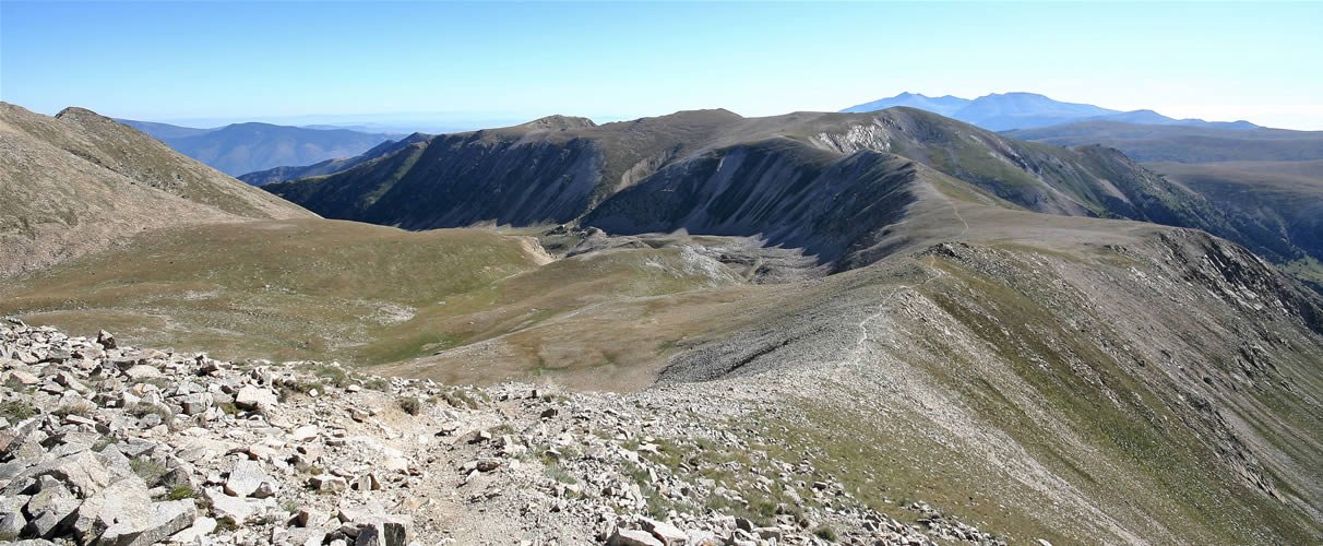 Des de l'Esquena d'Ase, coma de Bacivers, Pic de la Dona i a la dreta Ull de Ter.