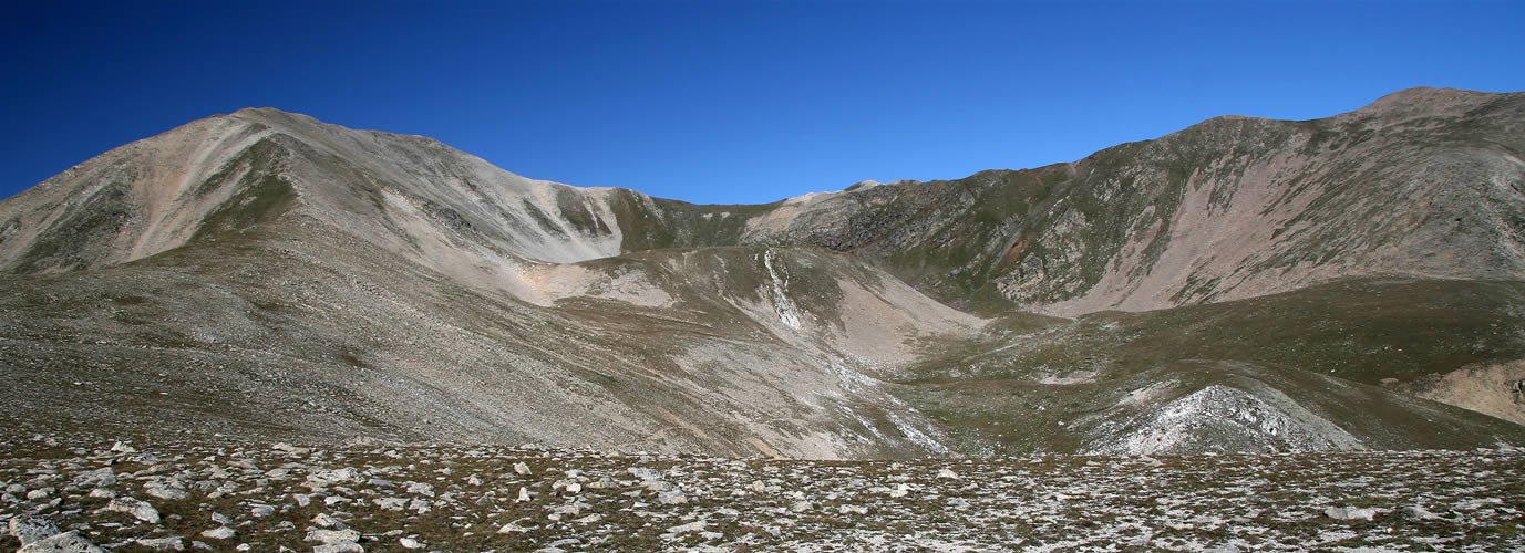 Des del Coll de la Geganta, a la esquerra el Bastiments i a la dreta el Bacivers.