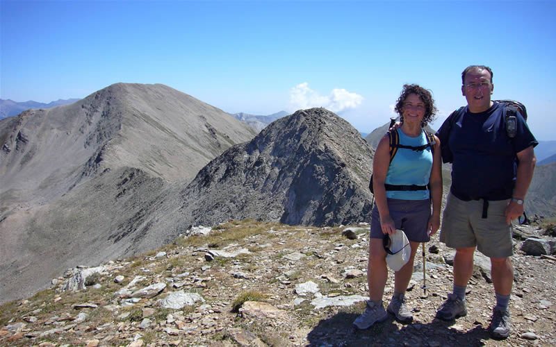 Cim del Pic de l'Infern, amb el Balandrau i el Fresser darrera.