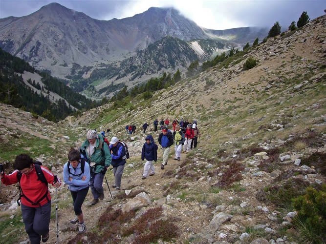 Pujant a la portella de Mantet, al fons els Gra de Fajol.