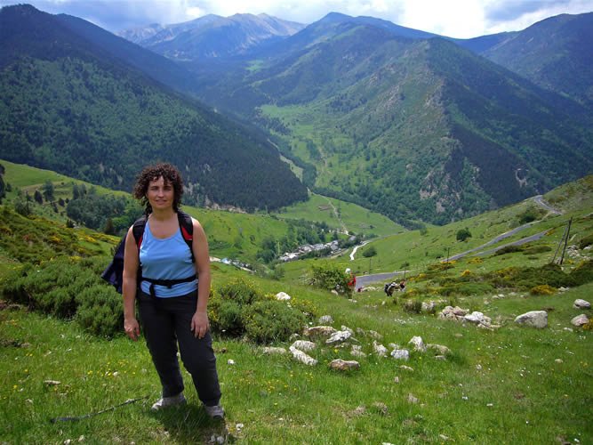 Pujant al Coll de Mantet, amb la carena de vallter al fons.