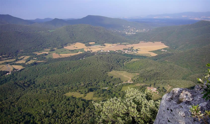 Vistes del Pla de Sant Joan, LLorá al fons.