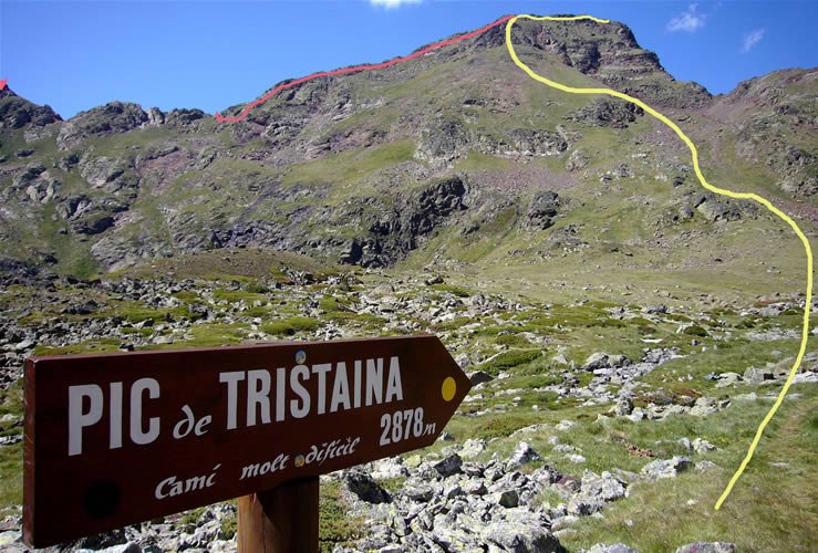 Amb vermell la carena de pujada i amb groc la baixada als estanys.