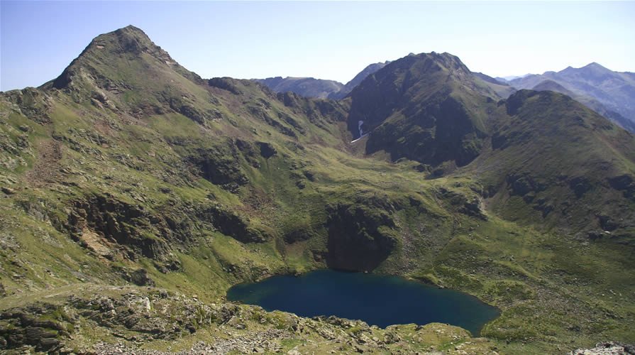 Pic de Tristaina i el Pic de l'Arbella amb l'estany de Mès Amunt.